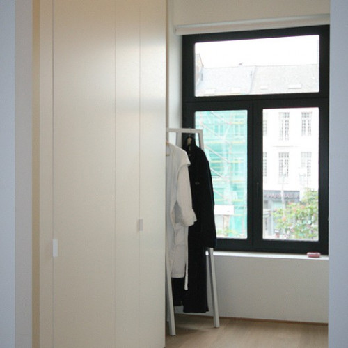 In het verlengde van de slaapkamer zorgen de hoge kleerkasten voor voldoende opbergruimte om alle kledij veilig en netjes te bewaren. Boven de kast zorgt verlichting opnieuw voor sfeer. Voor het ontwerp stelden we assymetrische draaideuren voor. Dit zowel om de dressing een unieke toets te bezorgen als om de kast de ideale indeling te geven. Kast-ID Antwerpen